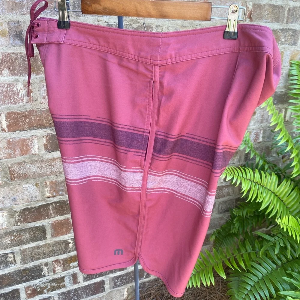 Travis Mathew Unlined Confetti King Ruby Wine Board Shorts Swim Trunks Size 38